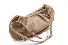 Kép betöltése a galériamegjelenítőbe: Geantă bej din piele naturală cu lanț metalic aurit, perfectă pentru ținute elegante, pe fundal alb.