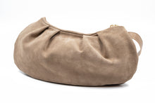 Kép betöltése a galériamegjelenítőbe: Geantă bej din piele naturală, văzută din spate, cu bretea tip lanț aurie, pe fundal alb.