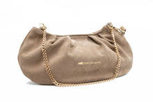 Kép betöltése a galériamegjelenítőbe: Geantă bej cu lanț auriu, stil statement, ideală pentru ocazii speciale, pe fundal alb.
