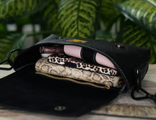 Kép betöltése a galériamegjelenítőbe: Bőr crossbody táska