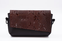 Kép betöltése a galériamegjelenítőbe: Bőr crossbody táska