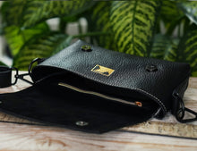 Kép betöltése a galériamegjelenítőbe: Bőr crossbody táska