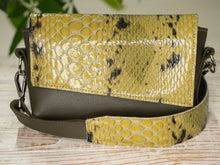 Kép betöltése a galériamegjelenítőbe: Bőr crossbody táska