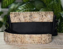 Kép betöltése a galériamegjelenítőbe: Bőr crossbody táska