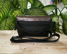 Load image into Gallery viewer, Borsetă din piele cu aspect metalic și model crăpat, văzută din spate, cu piele neagră naturala