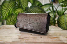 Load image into Gallery viewer, Borsetă din piele cu efect metalic și model crăpat, cu margine din piele neagră și curea reglabilă