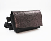 Load image into Gallery viewer, Borsetă din piele cu efect metalic și model crăpat, vedere laterală, cu margine din piele neagră și închidere magnetică