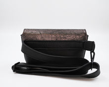 Load image into Gallery viewer, Borsetă din piele cu efect metalic și model crăpat, văzută din spate, cu margine din piele neagră și închidere magnetică