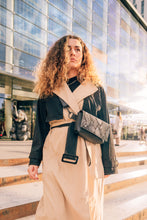 Încărcați imaginea în vizualizatorul Galeriei, Borsetă elegantă din piele naturală neagră cu model de șarpe, purtată crossbody de o femeie, cu închidere cu fermoar și curea reglabilă, geantă de talie pentru femei