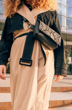 Încărcați imaginea în vizualizatorul Galeriei, Borsetă elegantă din piele naturală neagră cu model de șarpe, purtată crossbody pe femeie, vedere laterală, cu închidere cu fermoar și curea reglabilă, geantă de talie pentru femei