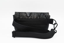 Încărcați imaginea în vizualizatorul Galeriei, Borsetă elegantă din piele naturală neagră cu model de șarpe, văzută din spate, cu închidere cu fermoar și curea reglabilă, geantă de talie pentru femei, ideală pentru oraș și evenimente