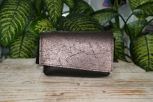 Load image into Gallery viewer, Borsetă metalică din piele cu model crăpat, cu piele naturala neagră, închidere magnetică