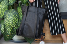Kép betöltése a galériamegjelenítőbe: Bőr hátizsák