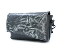 Kép betöltése a galériamegjelenítőbe: Bőr crossbody táska