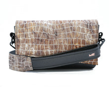 Kép betöltése a galériamegjelenítőbe: Bőr crossbody táska