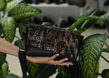 Kép betöltése a galériamegjelenítőbe: Bőr crossbody táska