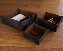 Kép betöltése a galériamegjelenítőbe: Bőr bortartó