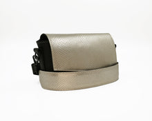 Kép betöltése a galériamegjelenítőbe: Bőr crossbody táska