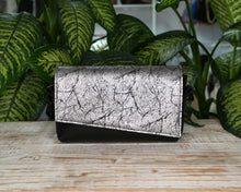 Kép betöltése a galériamegjelenítőbe: Bőr crossbody táska