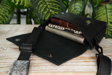 Kép betöltése a galériamegjelenítőbe: Bőr crossbody táska