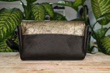 Kép betöltése a galériamegjelenítőbe: Bőr crossbody táska