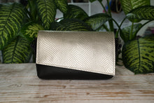 Kép betöltése a galériamegjelenítőbe: Bőr crossbody táska