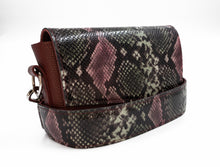 Încărcați imaginea în vizualizatorul Galeriei, Geantă crossbody din piele