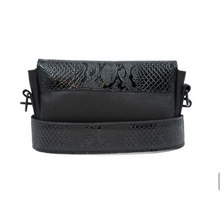 Load image into Gallery viewer, Geantă crossbody elegantă pentru femei, din piele naturală neagră texturată, cu curea reglabilă