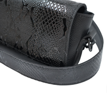 Load image into Gallery viewer, Geantă elegantă din piele neagră texturată, close-up pe textura modernă și detaliile din piele