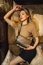 Kép betöltése a galériamegjelenítőbe: Bőr crossbody táska