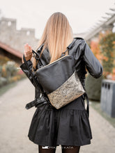 Load image into Gallery viewer, Fotografie urbană cu un rucsac din piele, decorat cu un buzunar frontal mare, aurit.
