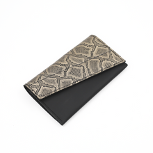 Încărcați imaginea în vizualizatorul Galeriei, Portofel damă negru cu model șarpe auriu, din piele, vedere frontală, elegant și compact