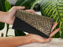 Încărcați imaginea în vizualizatorul Galeriei, Borsetă elegantă neagră și auriu, deschisă, ținută în mână