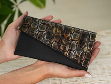 Încărcați imaginea în vizualizatorul Galeriei, Portofel din piele
