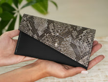Încărcați imaginea în vizualizatorul Galeriei, Portofel din piele