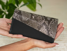 Încărcați imaginea în vizualizatorul Galeriei, Portofel din piele