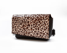 Încărcați imaginea în vizualizatorul Galeriei, Borsetă din piele