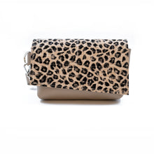 Kép betöltése a galériamegjelenítőbe: Handbag with leopard print top section and beige bottom section on a white background