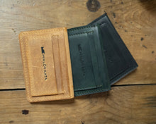 Kép betöltése a galériamegjelenítőbe: Bőr kártyatartó