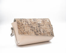 Încărcați imaginea în vizualizatorul Galeriei, Beige leather bag on a white background