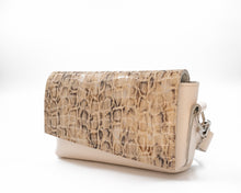 Încărcați imaginea în vizualizatorul Galeriei, Bag with snake print on a white background