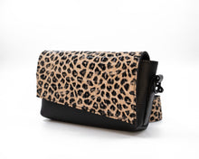 Încărcați imaginea în vizualizatorul Galeriei, Leopard print handbag with black accents on a white background