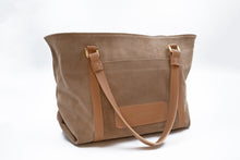 Kép betöltése a galériamegjelenítőbe: Geantă shopper maro din piele pe fundal alb.