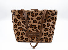 Load image into Gallery viewer, Geantă cu imprimeu leopard și bretea din piele maro, pe fundal alb.