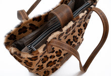 Load image into Gallery viewer, Geantă cu imprimeu leopard și detalii din piele maro, pe fundal alb.