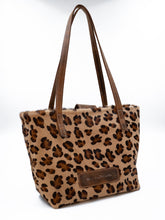 Load image into Gallery viewer, Geantă shopper cu imprimeu leopard și mânere maro, pe fundal alb.