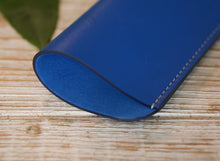 Kép betöltése a galériamegjelenítőbe: Bőr szemüvegtartó