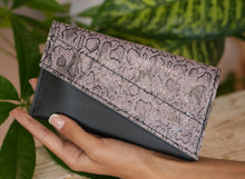 Încărcați imaginea în vizualizatorul Galeriei, Portofel din piele