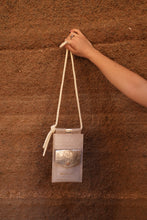 Kép betöltése a galériamegjelenítőbe: Bőr telefon- és kártyatartó