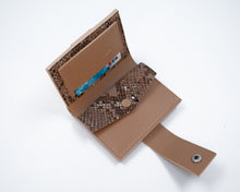 Kép betöltése a galériamegjelenítőbe: Interiorul portofelului maro din piele naturală, cu detalii de piele de șarpe și compartimente pentru carduri și bani.